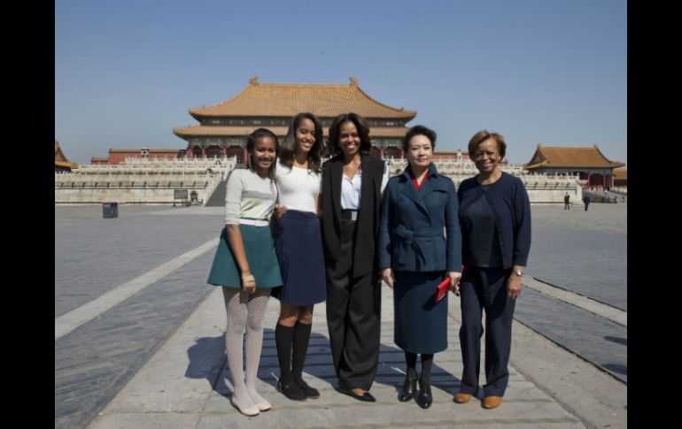 Sasha, Malia y Michelle Obama; junto a la primera dama china, Peng Liyuan y la madre de la primera dama de EU, Marian Robinson. EFE /