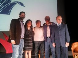 El director Jack Zagha, la editora Jeanette Russ y los tres actores de la película: José Carlos Ruiz, Luis Bayardo y Eduardo Manzano.  /