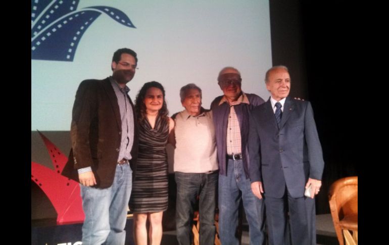 El director Jack Zagha, la editora Jeanette Russ y los tres actores de la película: José Carlos Ruiz, Luis Bayardo y Eduardo Manzano.  /