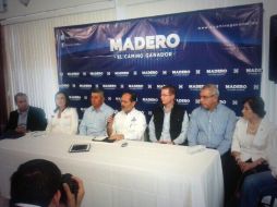 Gustavo Madero y su equipo en su reciente visita a La Piedad, Michoacán, con motivo de su gira de campaña. Foto: @Said_Miranda. ESPECIAL /