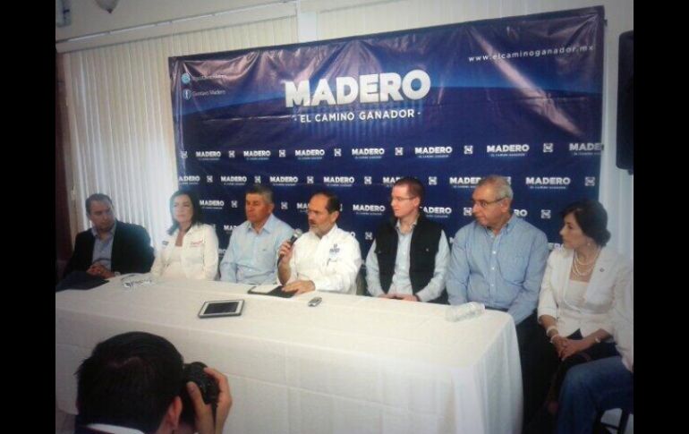 Gustavo Madero y su equipo en su reciente visita a La Piedad, Michoacán, con motivo de su gira de campaña. Foto: @Said_Miranda. ESPECIAL /