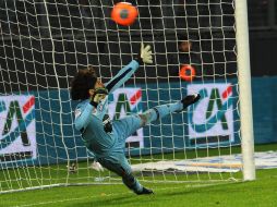 Guillermo Ochoa recibio dos goles pero su equipo, el Ajaccio, pudo salir con al victoria. AFP /