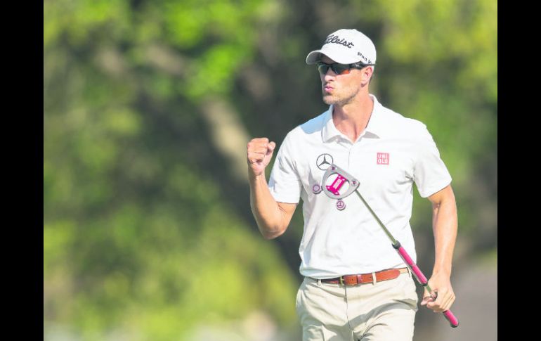 Lo hizo. Adam Scott celebra su putt para birdie en el hoyo 16. AP /