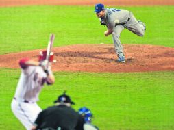 Clayton Kershaw ejecuta uno de sus lanzamientos durante el juego inaugural de la temporada. AFP /