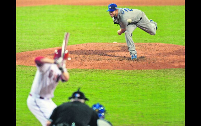 Clayton Kershaw ejecuta uno de sus lanzamientos durante el juego inaugural de la temporada. AFP /