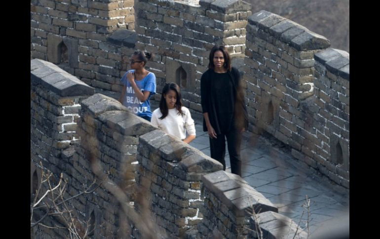 Esta es una de las fotografías de Michelle con las pequeñas en el lugar. AP /