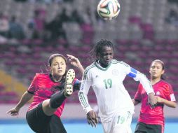 Disputado. Las chicas mexicanas no dieron un balón por perdido, pero cayeron ante las nigerianas más sólidas. EFE /