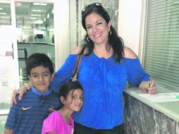 En familia. Alejandra fue acompañada por sus hijos a recoger su premio.  /