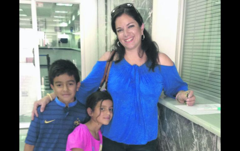 En familia. Alejandra fue acompañada por sus hijos a recoger su premio.  /