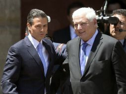 El Presidente Peña Nieto (i) se reúne con su homólogo panameño, Ricardo Martinelli (d). AFP /