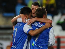 Carlos Vela, celebra junto con sus compañeros de la Real Sociedad después de anotar gol. AFP /