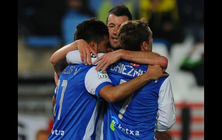 Carlos Vela, celebra junto con sus compañeros de la Real Sociedad después de anotar gol. AFP /