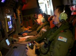 Militares observan radares durante la misión de búsqueda del avión de Malaysia Airlines, en Australia. EFE /