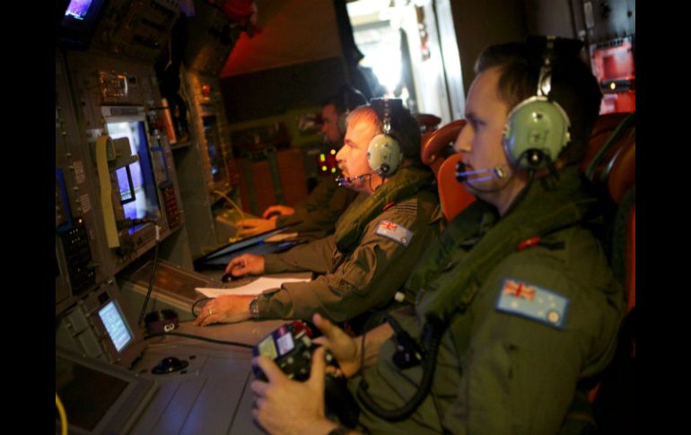 Militares observan radares durante la misión de búsqueda del avión de Malaysia Airlines, en Australia. EFE /