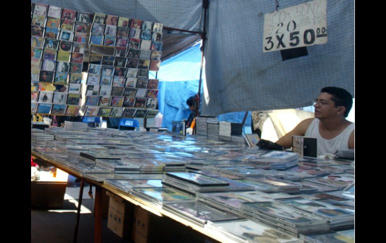 El tianguis es conocido por comercializar diversos artículos, como ropa usada, electrodomésticos y películas 'pirata'. ARCHIVO /