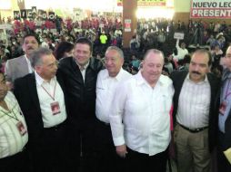 Alfredo el 'Güero' Barba (tercero de derecha a izquierda), junto con líderes de la CROC reunidos en el Estado de México. ESPECIAL /