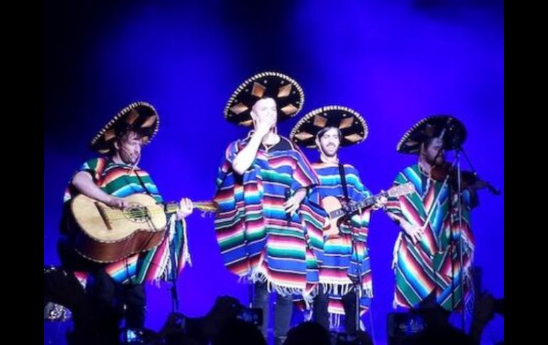 '¡Viva México! La vamos a pasar muy bien esta noche', dijo el vocalista de la banda al inicio del concierto. ESPECIAL /