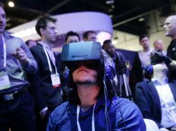 Oculus es líder en tecnologías de inmersión con más de 75 mil kits de desarrollo pedidos para su casco Oculus Rift. AP /