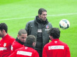 Los colchoneros del 'Cholo' Simeone (de negro) son los únicos que dependen exclusivamente de sí mismos para coronarse. EFE /