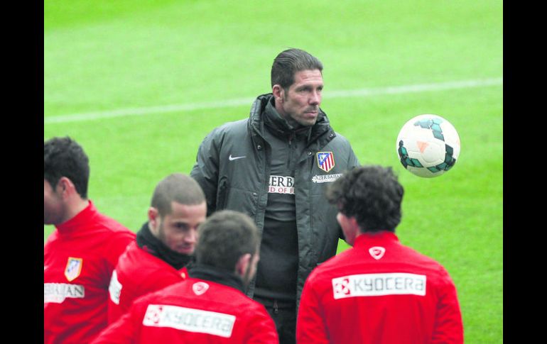 Los colchoneros del 'Cholo' Simeone (de negro) son los únicos que dependen exclusivamente de sí mismos para coronarse. EFE /