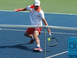 El tenista, Lucas Gómez, cae trás enfrentarse frente a Gerald Melzer, en la primera ronda.  /