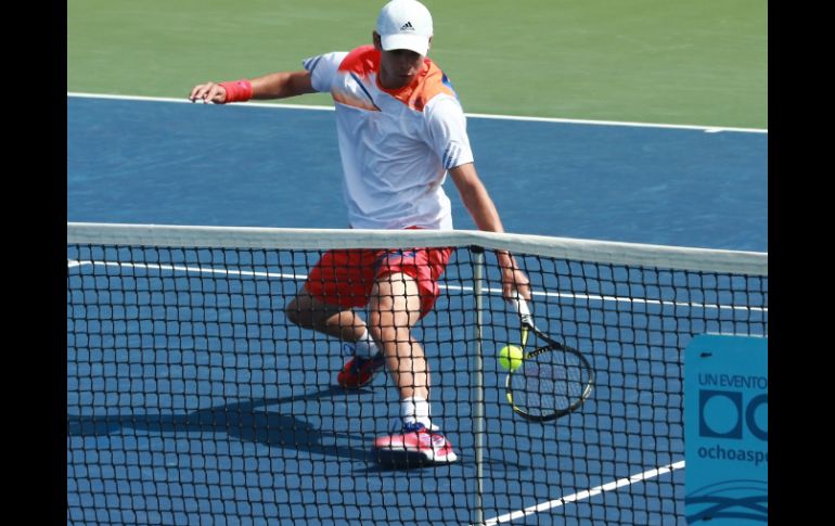 El tenista, Lucas Gómez, cae trás enfrentarse frente a Gerald Melzer, en la primera ronda.  /