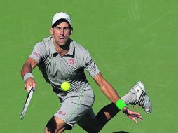 A todas llega. Novak Djokovic se estira para regresar una pelota. El serbio busca su cuarta corona en Miami. AFP /