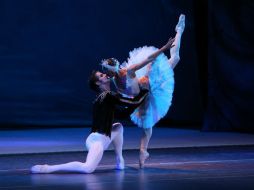 Magia, luces, música y danza convergen en el Bosque de Chapultepec para conocer la historia de amor entre Odette y Sigfrido. ARCHIVO /