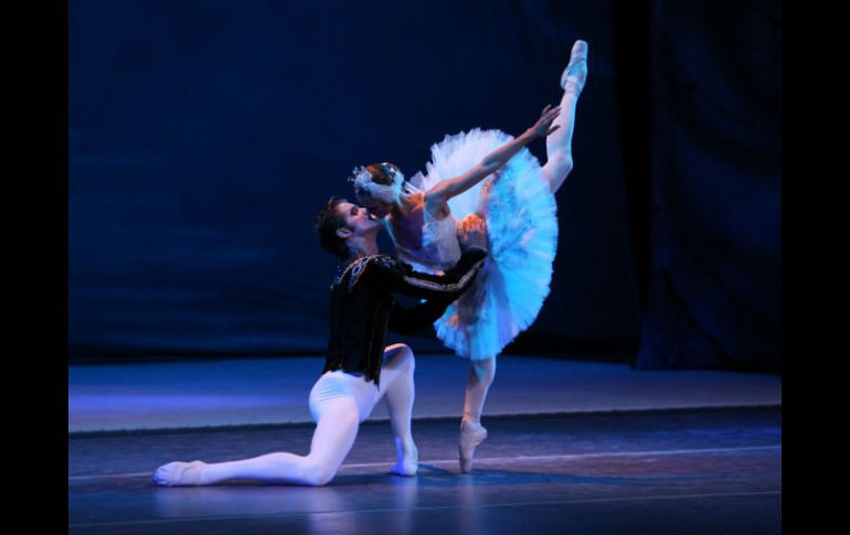 Magia, luces, música y danza convergen en el Bosque de Chapultepec para conocer la historia de amor entre Odette y Sigfrido. ARCHIVO /