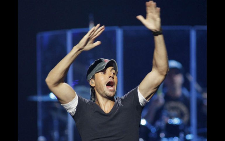 Enrique Iglesias también domina en la lista de Latin Pop Albums con 'Sex and Love', desplazando a Juanes del primero al segundo lugar.  /