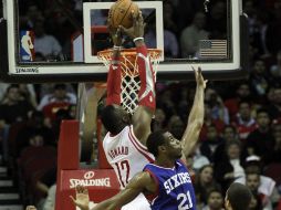 Sin respuesta. Dwight Howard clava la bola ante la tibia marcación de Filadelfia. AP /