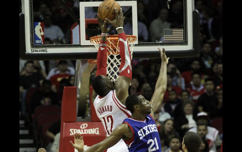 Sin respuesta. Dwight Howard clava la bola ante la tibia marcación de Filadelfia. AP /