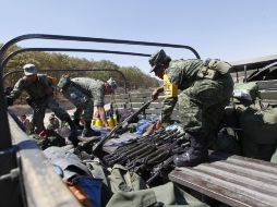 En el acto encontraron diez armas largas, equipo táctico, municiones y playeras con falsas insignias de la Policía Federal. ARCHIVO /