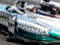 Hamilton exhibe mensajes de apoyo en su monoplaza a Michael Schumacher y a las víctimas del vuelo de Malaysian Airlines. EFE /