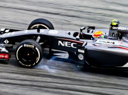 El piloto Esteban Gutiérrez (Sauber) participa en la segunda jornada de entrenamientos libres para el Gran Premio de Malasia. EFE /