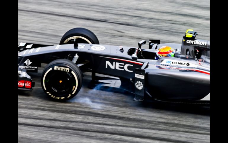 El piloto Esteban Gutiérrez (Sauber) participa en la segunda jornada de entrenamientos libres para el Gran Premio de Malasia. EFE /