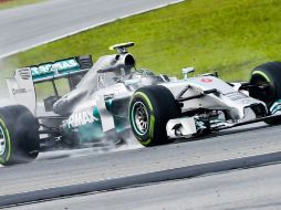 El piloto alemán de Fórmula Uno conduce el Mercedes durante la sesión en el circuito de Sepang, Malasia. EFE /