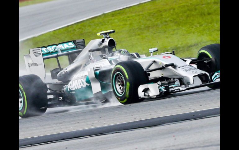 El piloto alemán de Fórmula Uno conduce el Mercedes durante la sesión en el circuito de Sepang, Malasia. EFE /