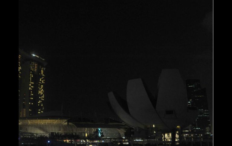 La Hora del Planeta dio inicio frente a miles de personas en Singapur. AFP /