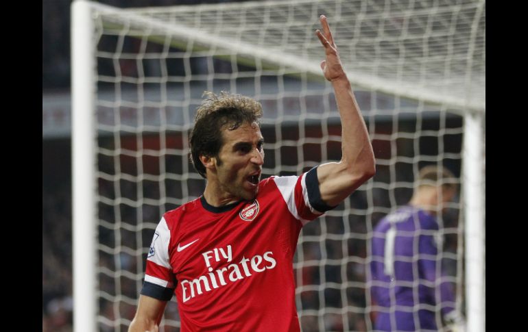 El francés Mathieu Flamini se redimió de su desempeño en el partido pasado, al anotar el primer gol del Arsenal. AFP /