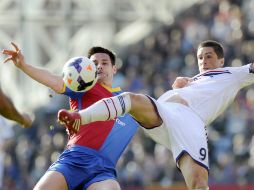 Fernando Torres (d) pelea el balón con Scott Dann, durante el partido entre el Chelsea y el Crystal Palace. EFE /