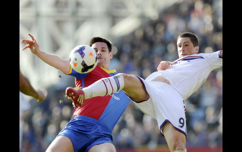 Fernando Torres (d) pelea el balón con Scott Dann, durante el partido entre el Chelsea y el Crystal Palace. EFE /