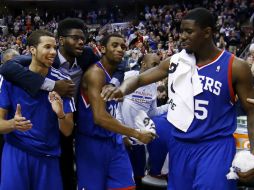 Michael Carter-Williams, Nerlens Noel, Hollis Thompson y Henry Sims celebran al término del juego. AP /