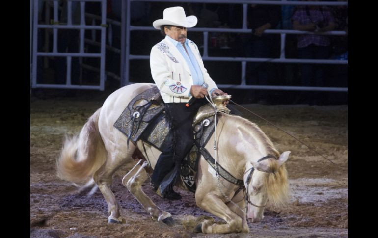 El 'ídolo de Juliantla' desplegó su maestría sobre el caballo y el micrófono. NTX /