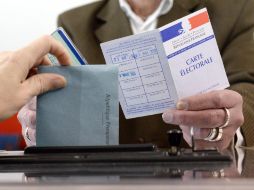 El partido de derecha UMP arrasa en la contienda electoral tras haber arrebatado a la izquierda ciudades como Pau, Angers o Quimper. EFE /