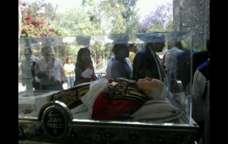 Los visitantes además pueden observar la figura de cera de Juan Pablo II. ESPECIAL /