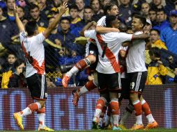 Jugadores del River Plate celebran su triunfo en La Bombonera. EFE /