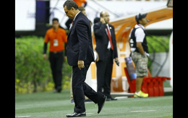 José Luis Real, expresa estar 'noqueados, como si nos hubieran atropellado'. tras perder el clásico del futbol mexicano. AFP /