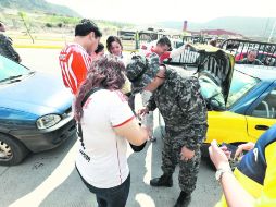 Tristes, pero seguros, Los aficionados que asistieron ayer al Estadio Omnilife pasaron por varios filtros de seguridad.  /