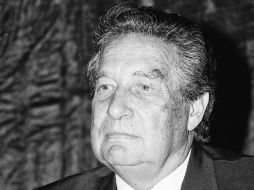 Presencia. Octavio Paz en el Teatro Degollado durante la entrega del Premio Jalisco al pintor Juan Soriano.  /